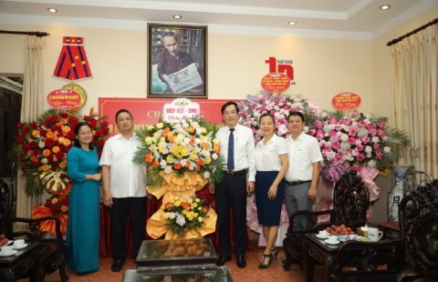 THÉP VIỆT – SING TẶNG HOA ĐÀI PHÁT THANH & TRUYỀN HÌNH THÁI NGUYÊN  VÀ BÁO THÁI NGUYÊN NHÂN NGÀY BÁO CHÍ CÁCH MẠNG VIỆT NAM